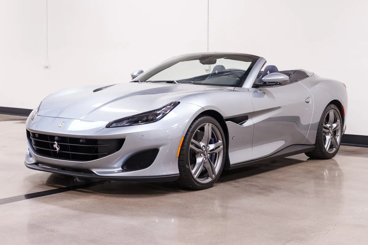 2019 Ferrari Portofino vendue par un concessionnaire spécialisé à Costa Mesa, États-Unis, photo 4 sur 15
