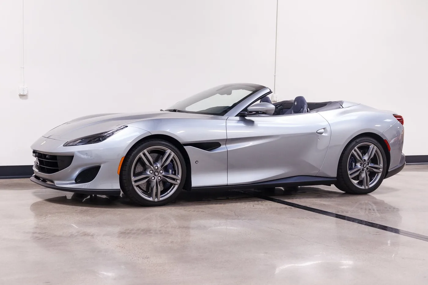 2019 Ferrari Portofino vendue par un concessionnaire spécialisé à Costa Mesa, États-Unis, photo 5 sur 15