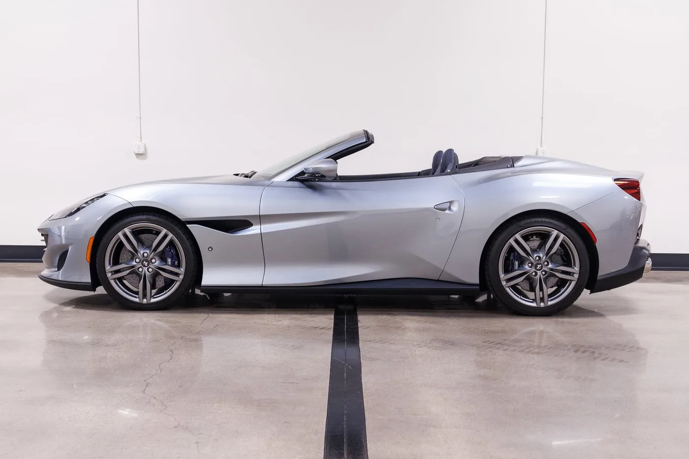 2019 Ferrari Portofino vendue par un concessionnaire spécialisé à Costa Mesa, États-Unis, photo 6 sur 15