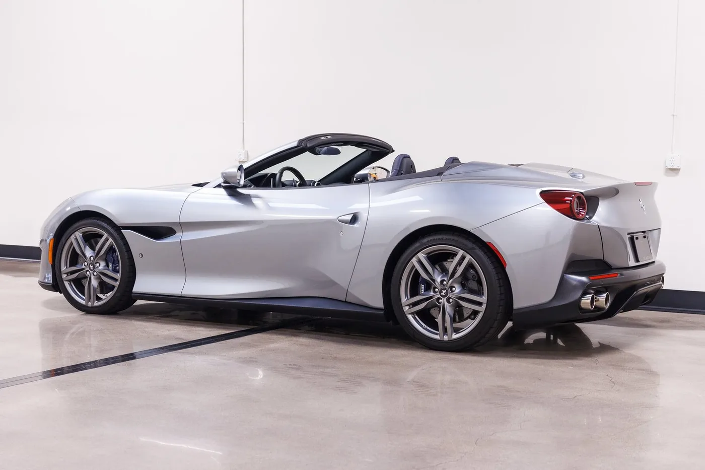 2019 Ferrari Portofino vendue par un concessionnaire spécialisé à Costa Mesa, États-Unis, photo 7 sur 15