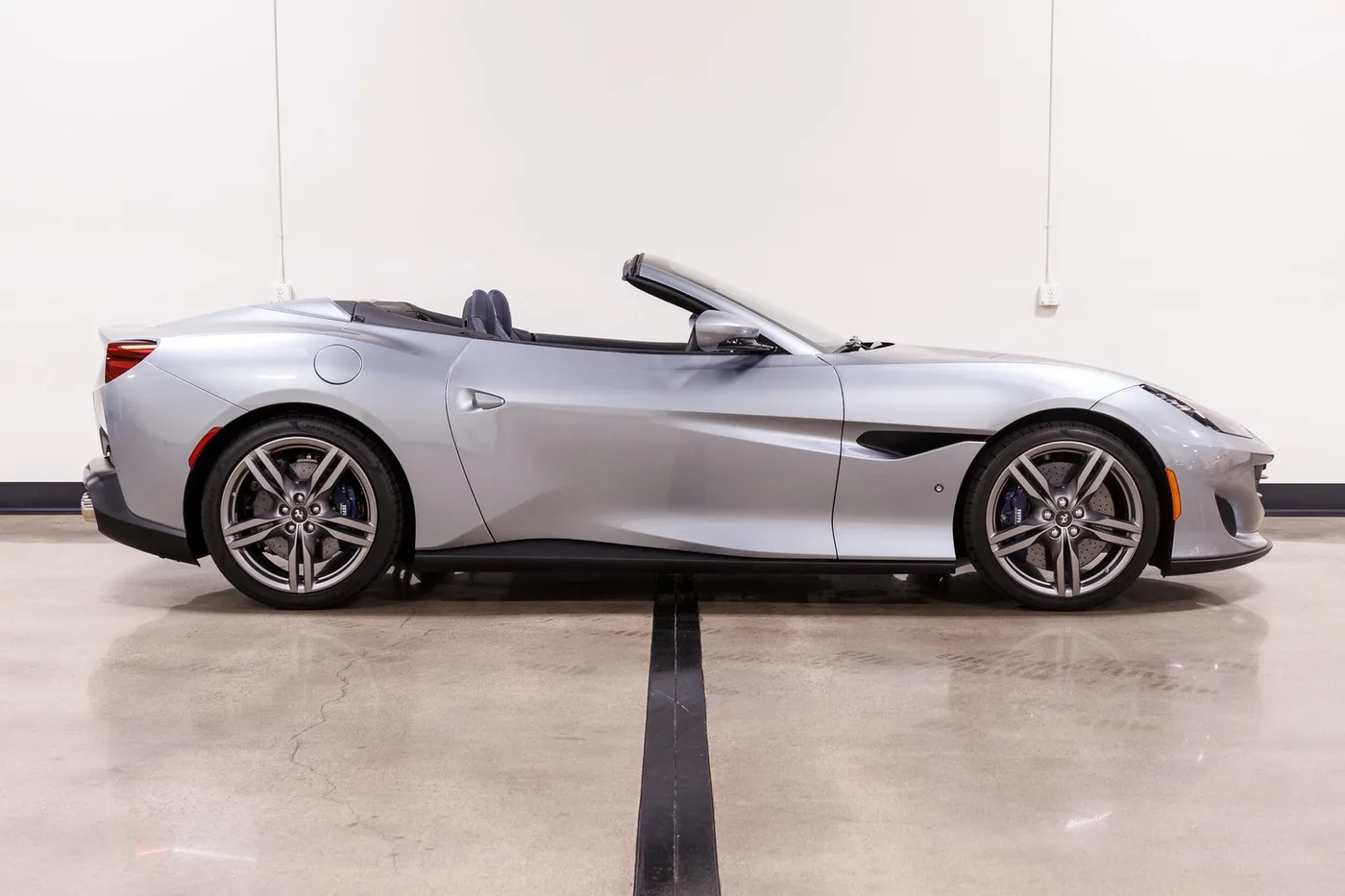 2019 Ferrari Portofino vendue par un concessionnaire spécialisé à Costa Mesa, États-Unis, photo 9 sur 15