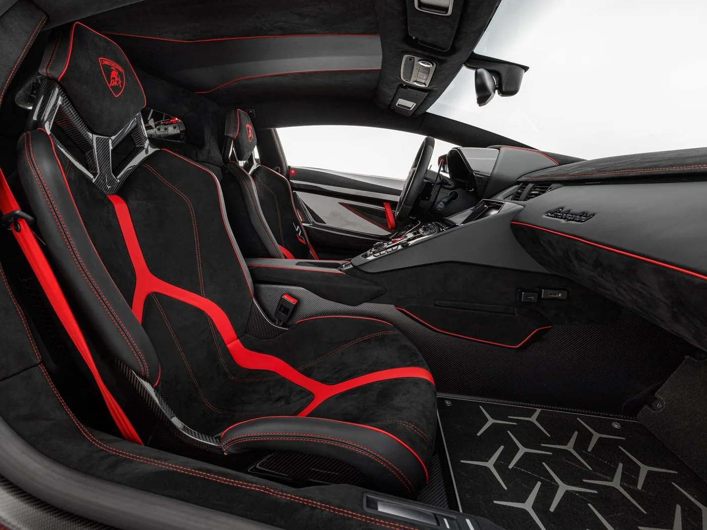 2019 Lamborghini Aventador SVJ offered by a specialist dealer in Böblingen, Germany, photo 13 of 15