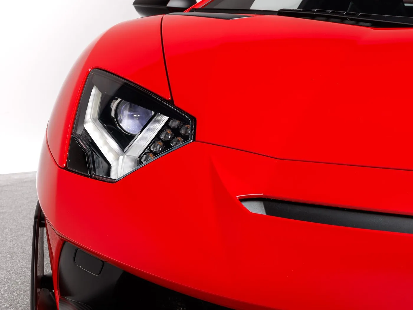 2019 Lamborghini Aventador SVJ offered by a specialist dealer in Böblingen, Germany, photo 15 of 15