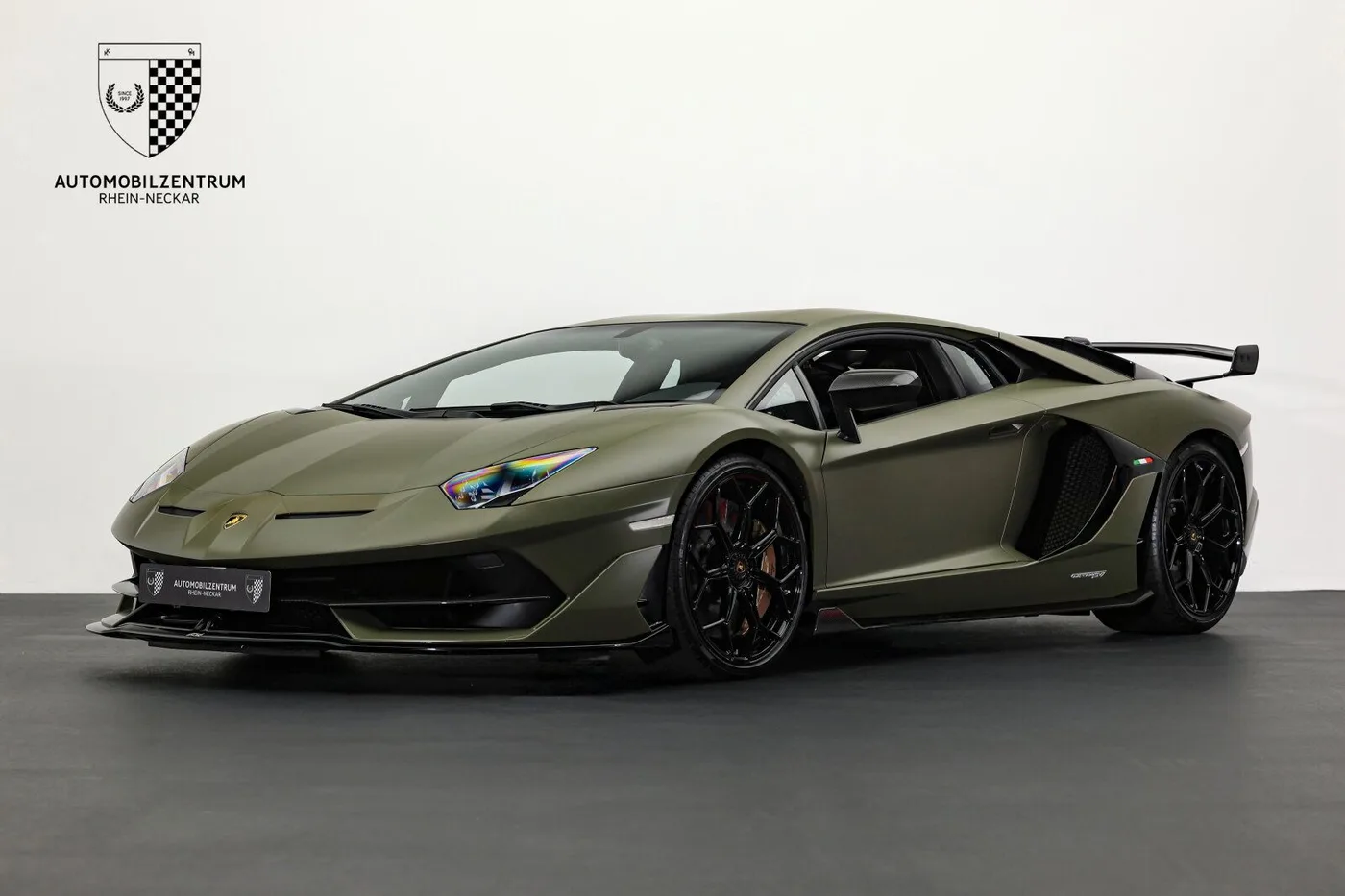 2019 Lamborghini Aventador SVJ offered by a supercar dealer in Viernheim, Germany, photo 3 of 25