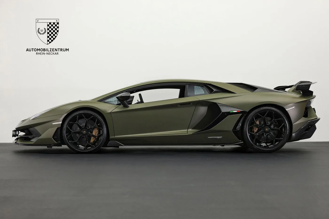 2019 Lamborghini Aventador SVJ offered by a supercar dealer in Viernheim, Germany, photo 4 of 25