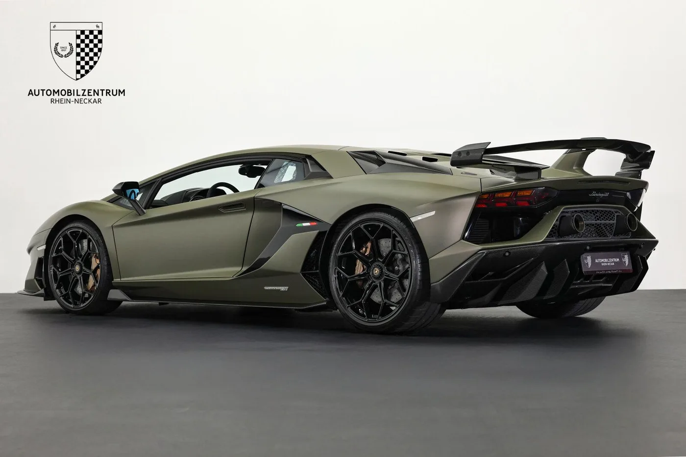 2019 Lamborghini Aventador SVJ offered by a supercar dealer in Viernheim, Germany, photo 5 of 25
