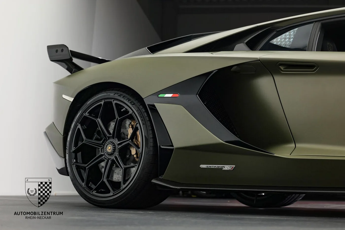 2019 Lamborghini Aventador SVJ offered by a supercar dealer in Viernheim, Germany, photo 6 of 25