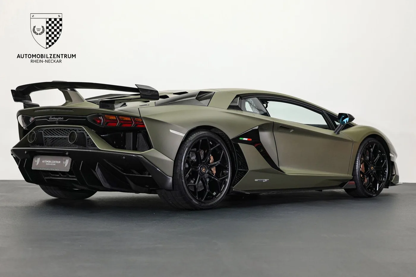 2019 Lamborghini Aventador SVJ offered by a supercar dealer in Viernheim, Germany, photo 8 of 25