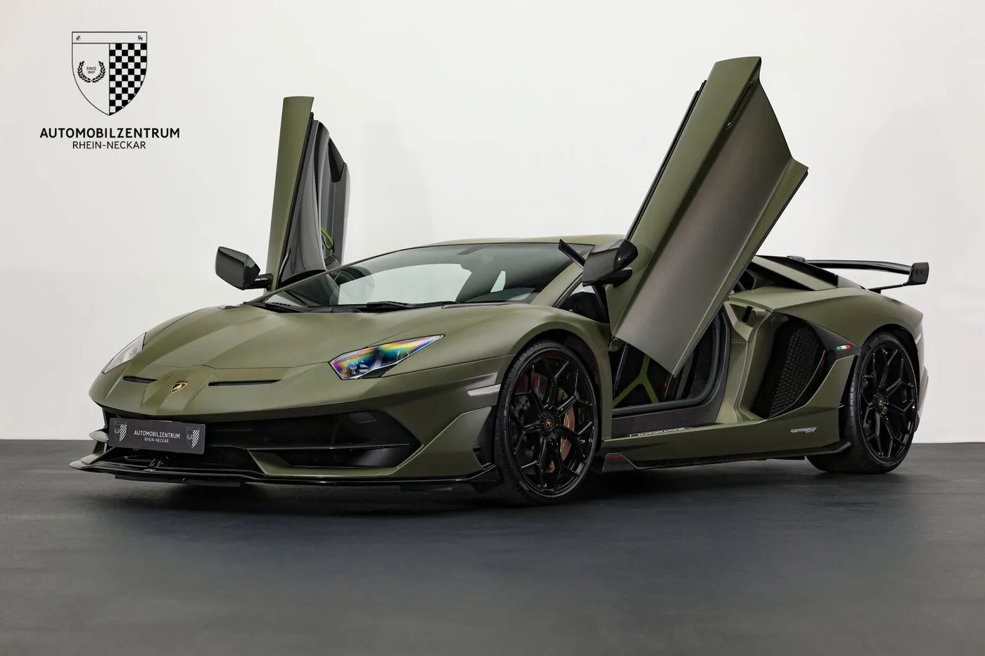 2019 Lamborghini Aventador SVJ offered by a supercar dealer in Viernheim, Germany, photo 10 of 25