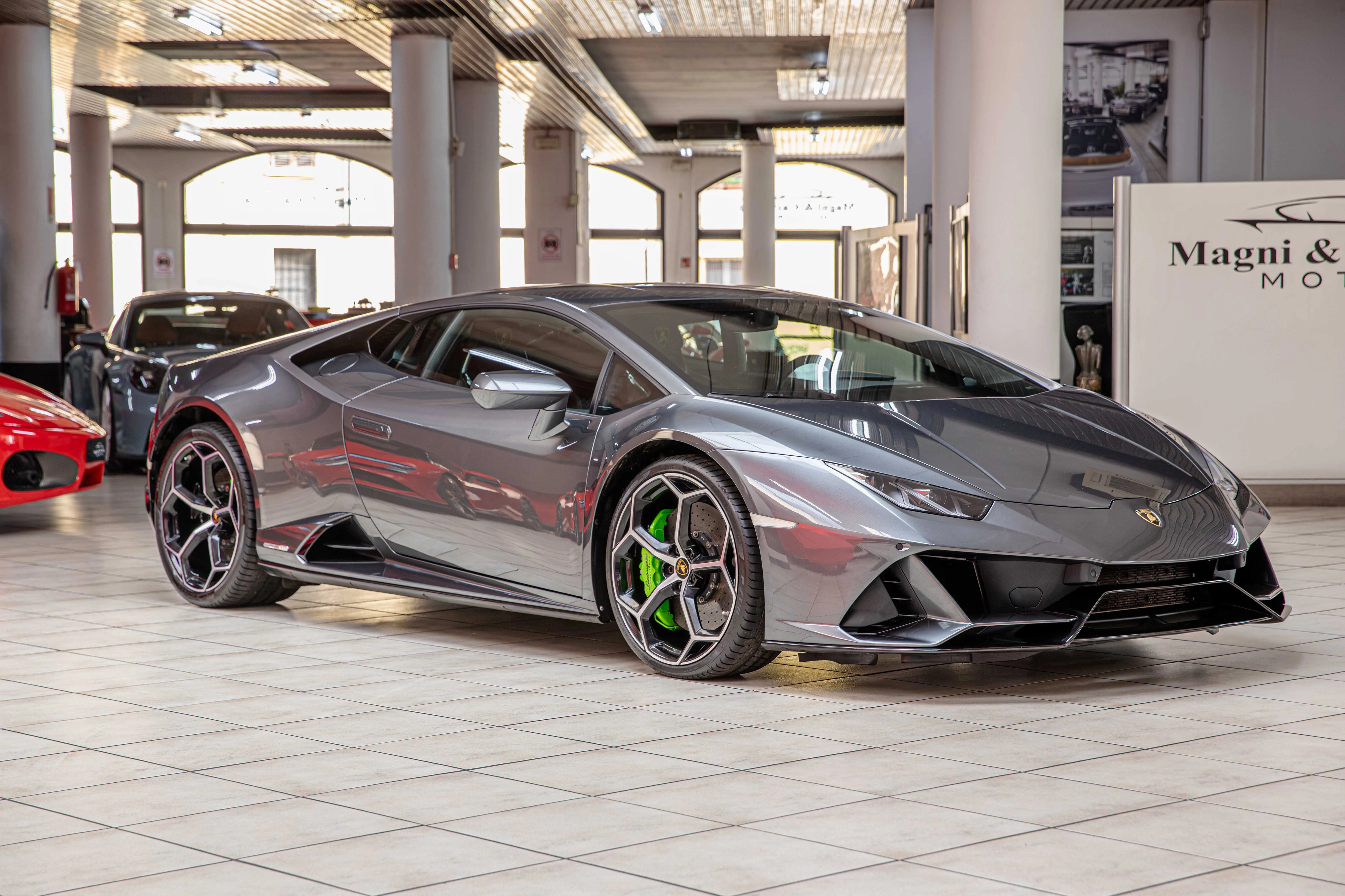 2019 Lamborghini Huracán EVO proposée par un concessionnaire spécialisé à Milan, Italie, photo principale