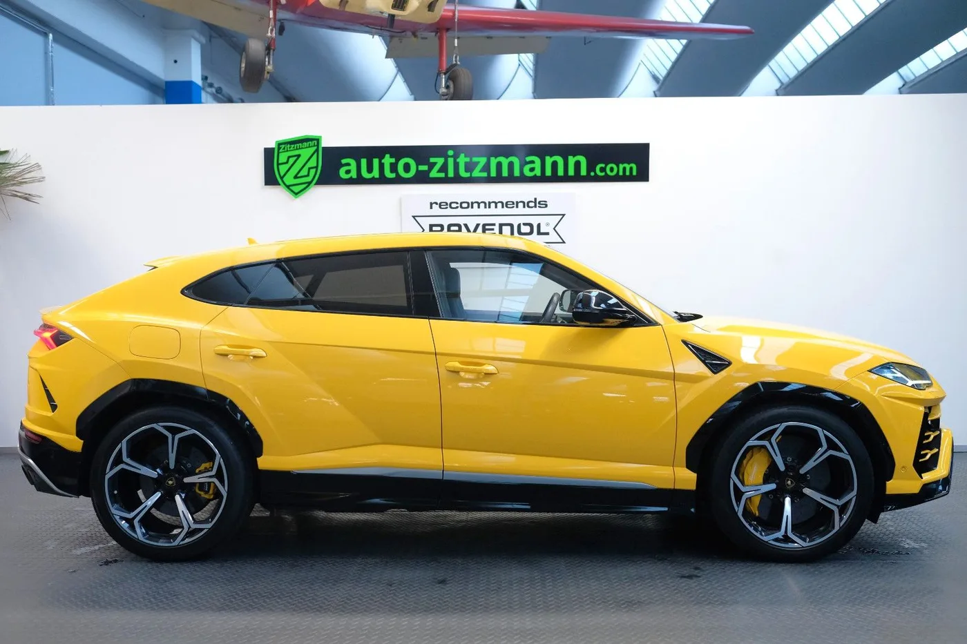 2019 Lamborghini Urus offered by a specialist dealer in Nuremberg, Germany, photo 2 of 15