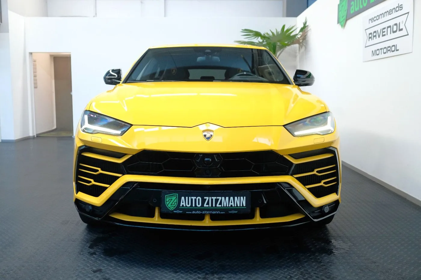2019 Lamborghini Urus offered by a specialist dealer in Nuremberg, Germany, photo 3 of 15