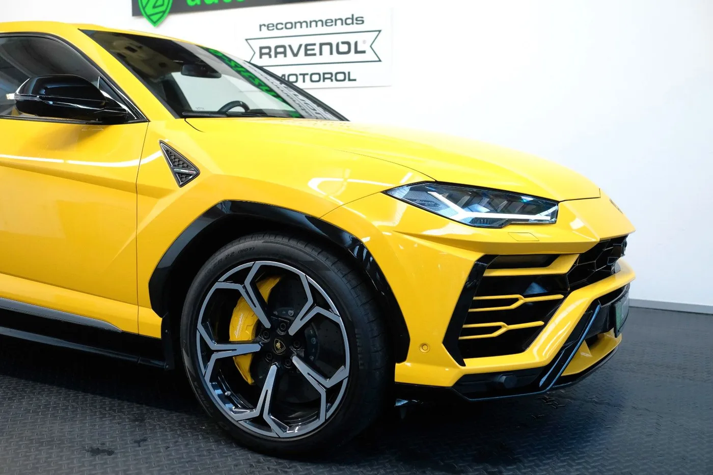 2019 Lamborghini Urus offered by a specialist dealer in Nuremberg, Germany, photo 4 of 15