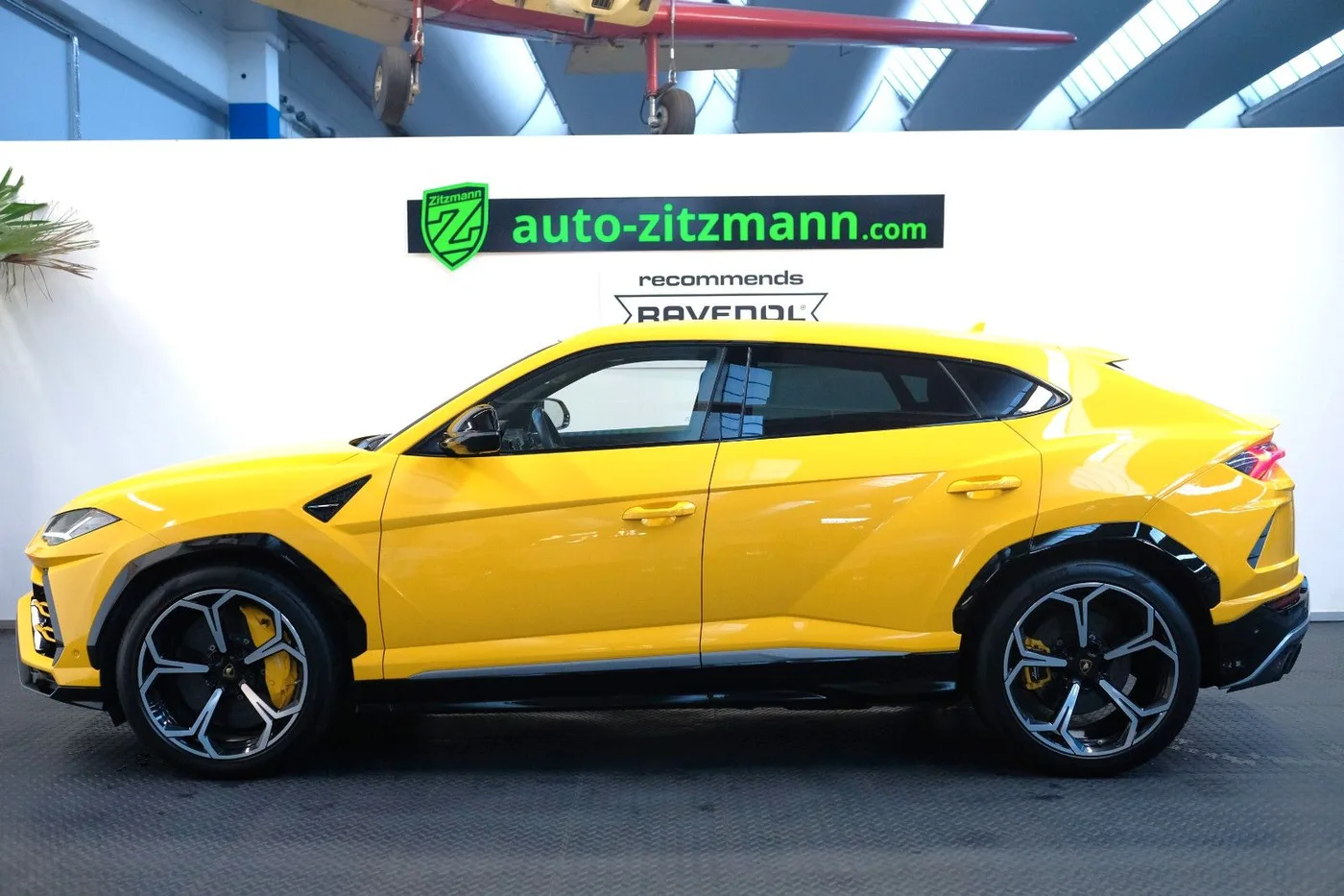 2019 Lamborghini Urus offered by a specialist dealer in Nuremberg, Germany, photo 9 of 15