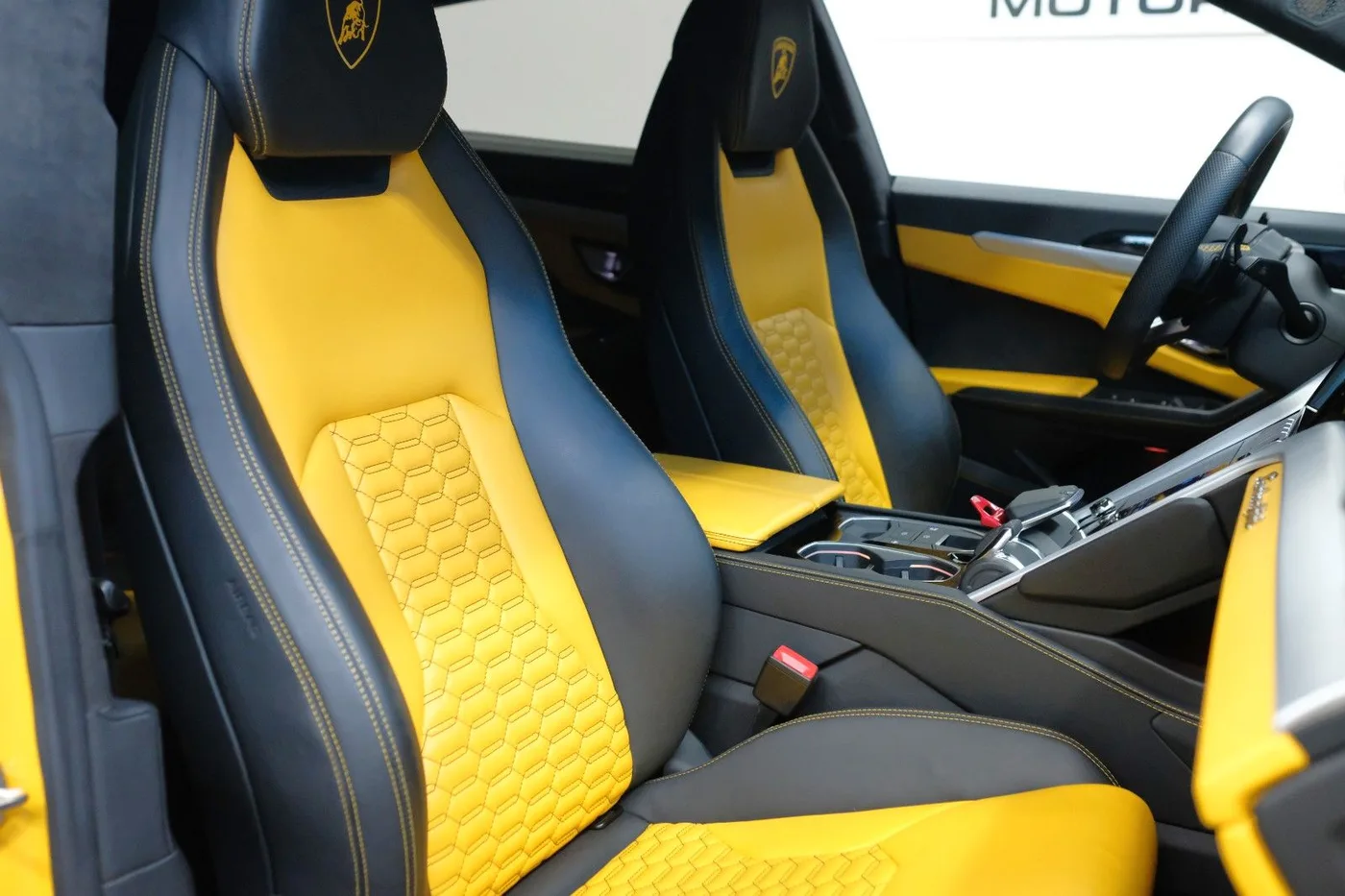 2019 Lamborghini Urus offered by a specialist dealer in Nuremberg, Germany, photo 14 of 15