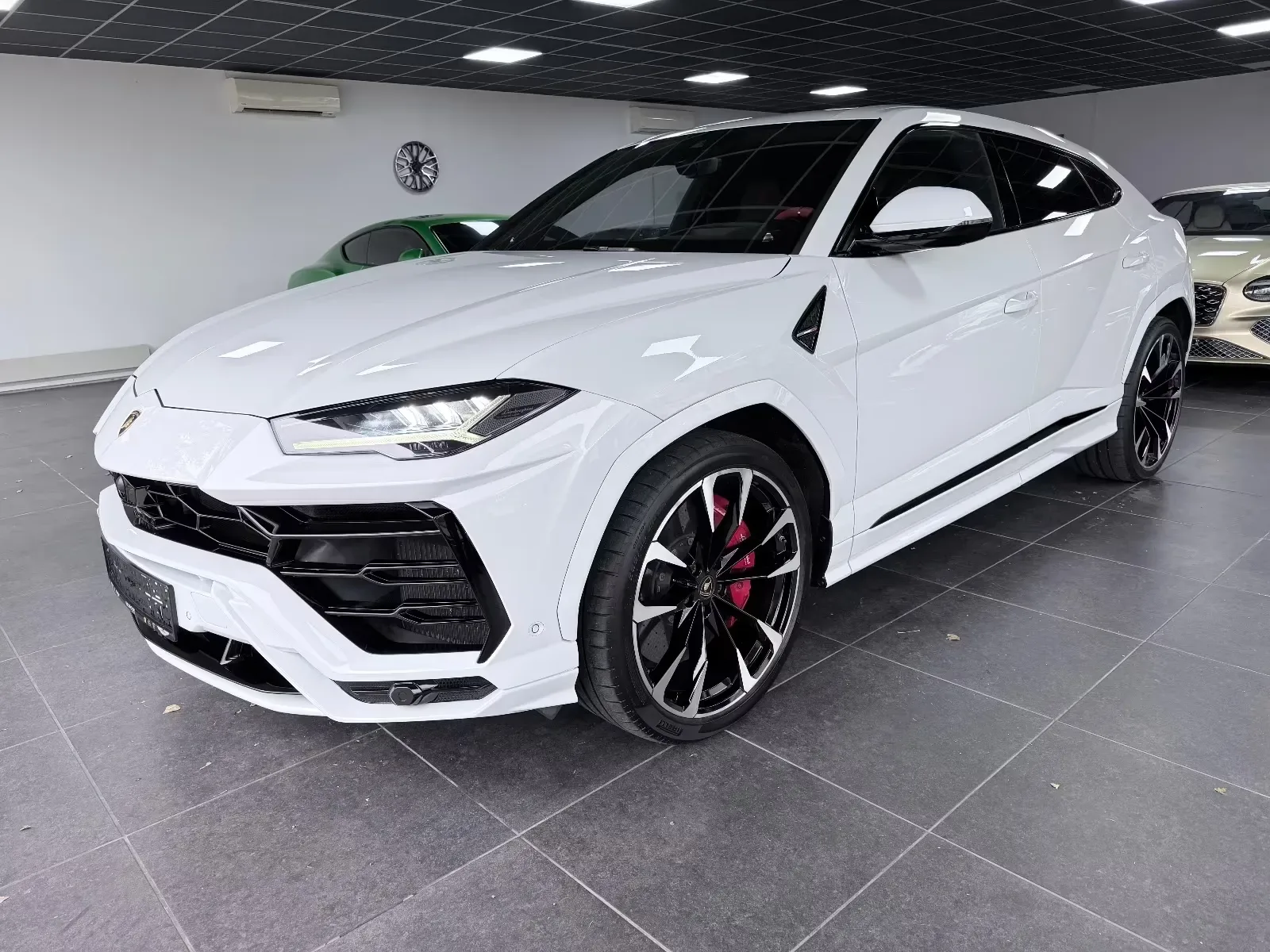 2019 Lamborghini Urus proposée par un concessionnaire spécialisé à Bratislava, Slovaquie, photo principale