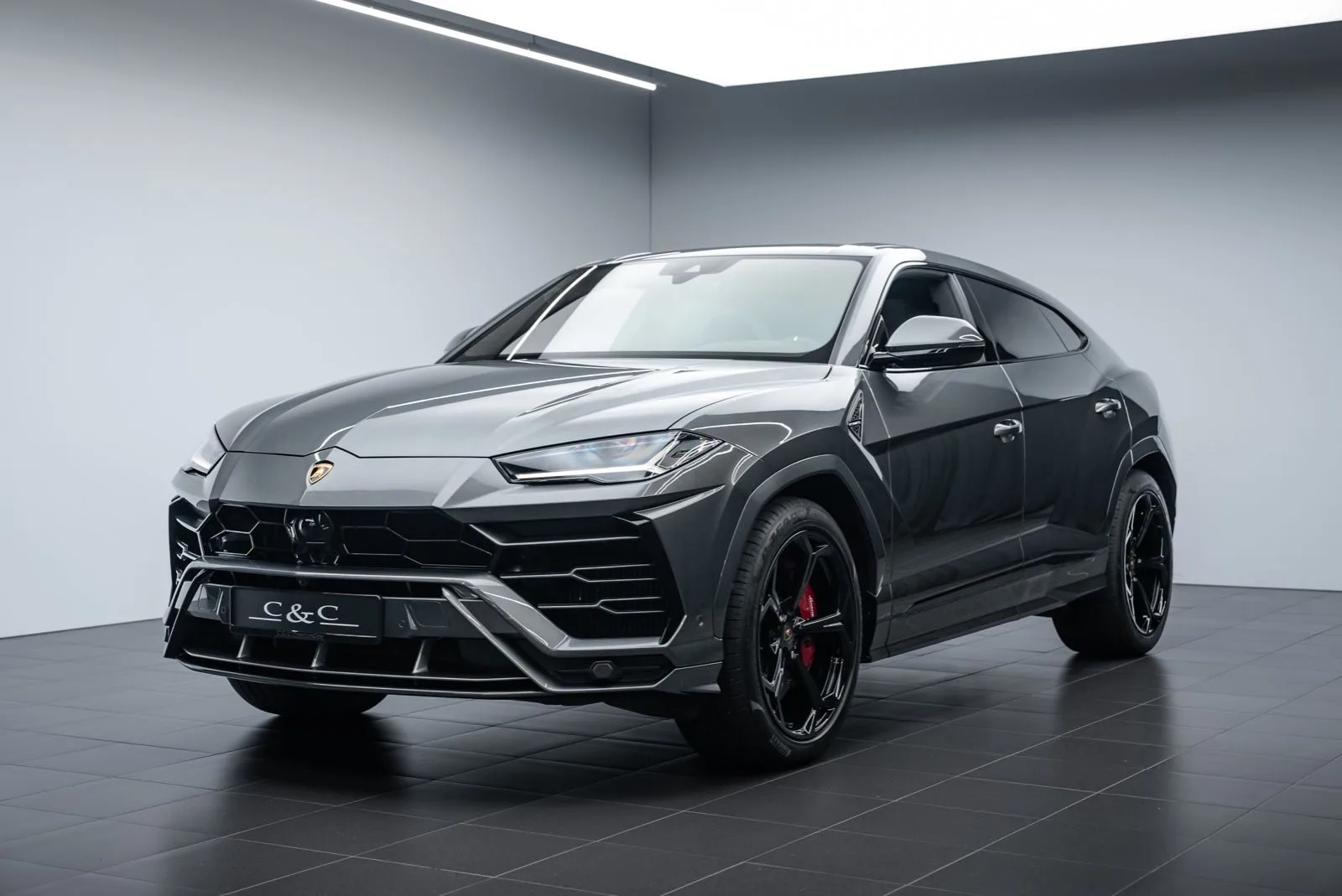2019 Lamborghini Urus proposée par un concessionnaire spécialisé à Putzbrunn, Allemagne, photo principale