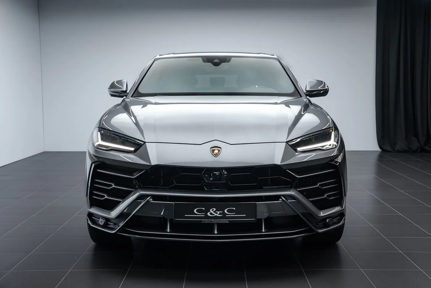 2019 Lamborghini Urus proposée par un concessionnaire spécialisé à Putzbrunn, Allemagne, photo 2 sur 15