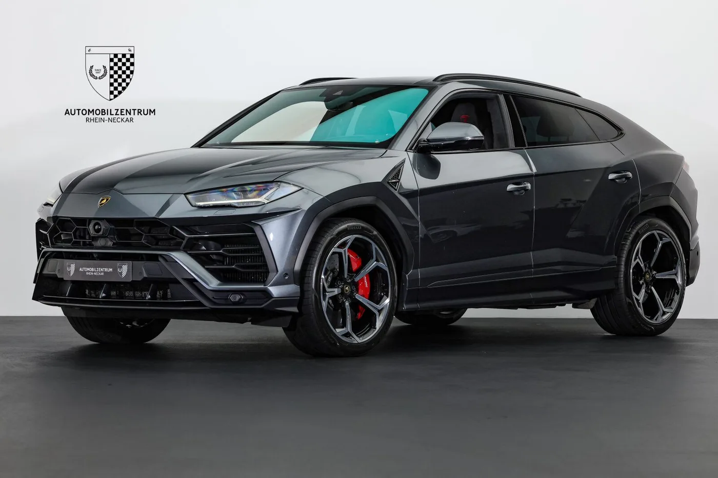 2019 Lamborghini Urus offered by a supercar dealer in Viernheim, Germany, photo 3 of 25