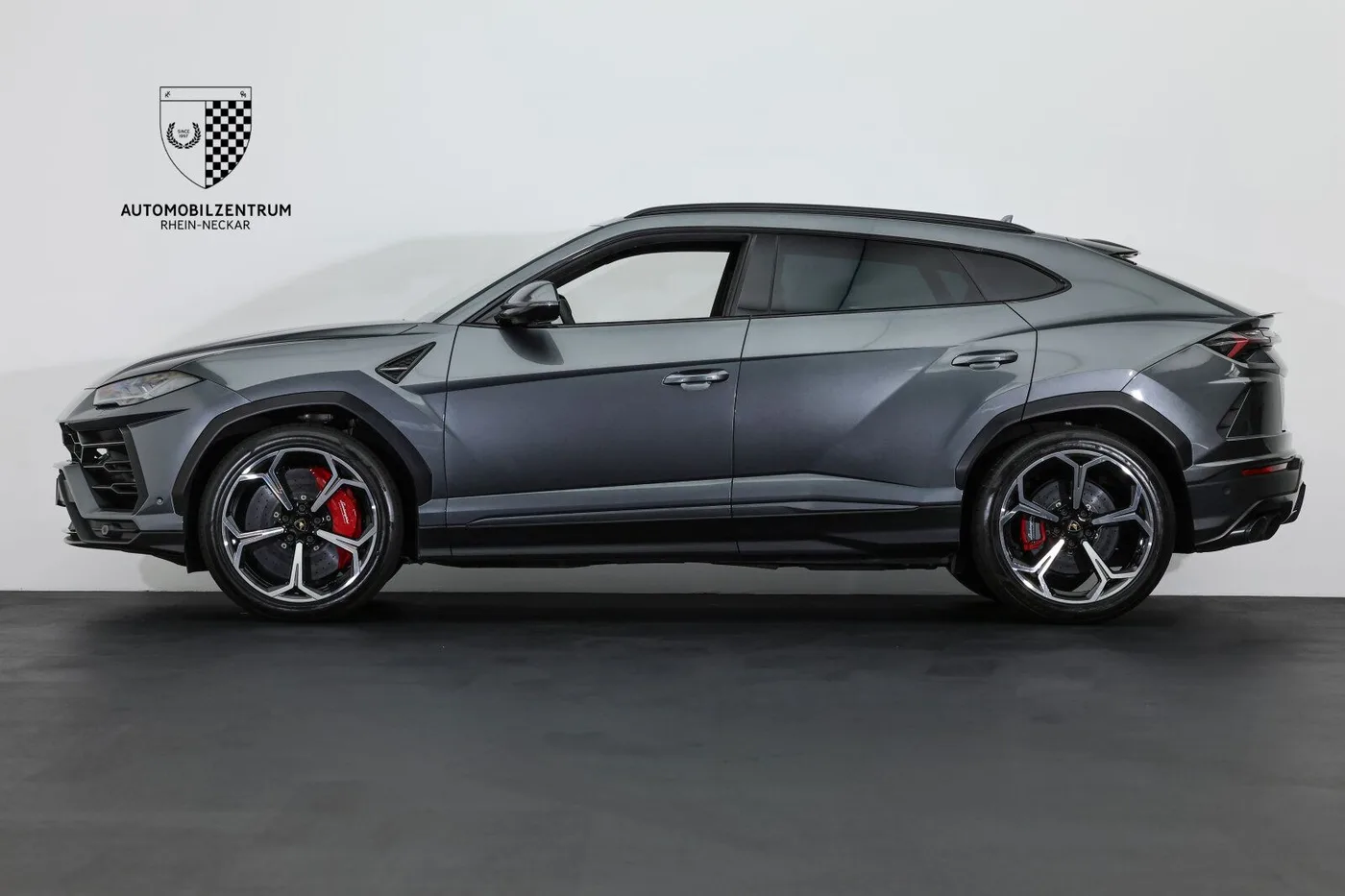 2019 Lamborghini Urus offered by a supercar dealer in Viernheim, Germany, photo 4 of 25