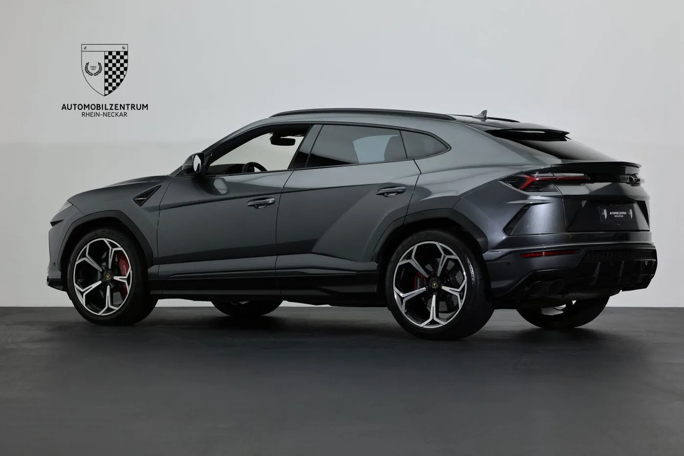 2019 Lamborghini Urus offered by a supercar dealer in Viernheim, Germany, photo 5 of 25