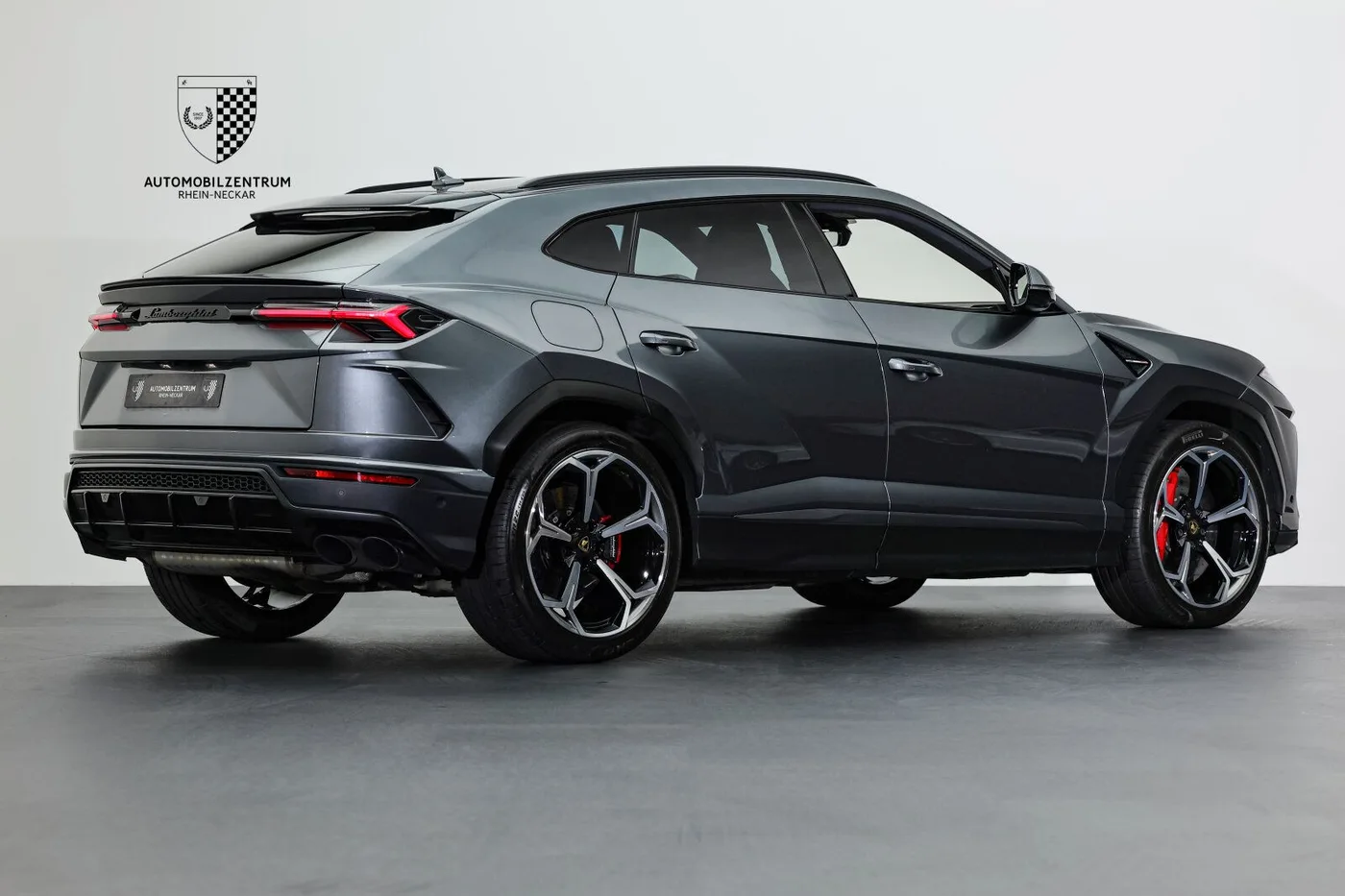 2019 Lamborghini Urus offered by a supercar dealer in Viernheim, Germany, photo 7 of 25