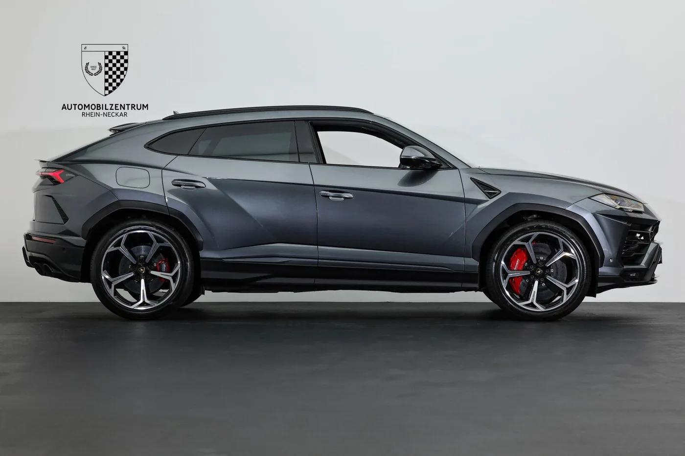 2019 Lamborghini Urus offered by a supercar dealer in Viernheim, Germany, photo 8 of 25