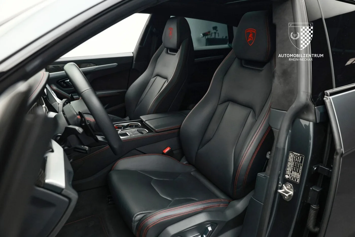 2019 Lamborghini Urus offered by a supercar dealer in Viernheim, Germany, photo 12 of 25