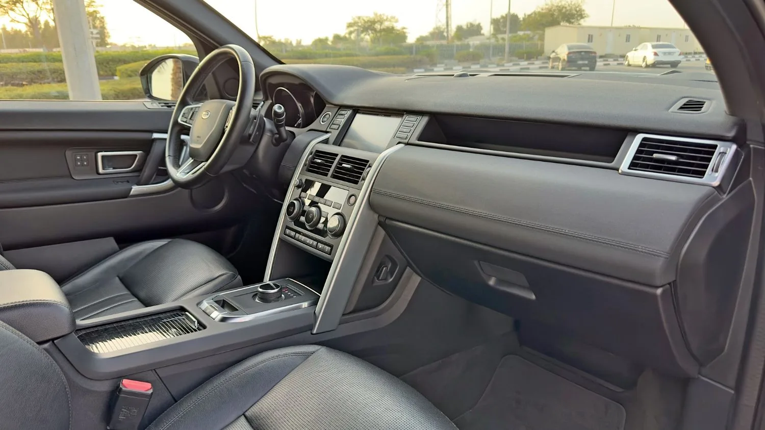 2019 Land Rover Discovery Sport HSE offered by a specialist dealer in Dubai, United Arab Emirates, photo 10 of 13