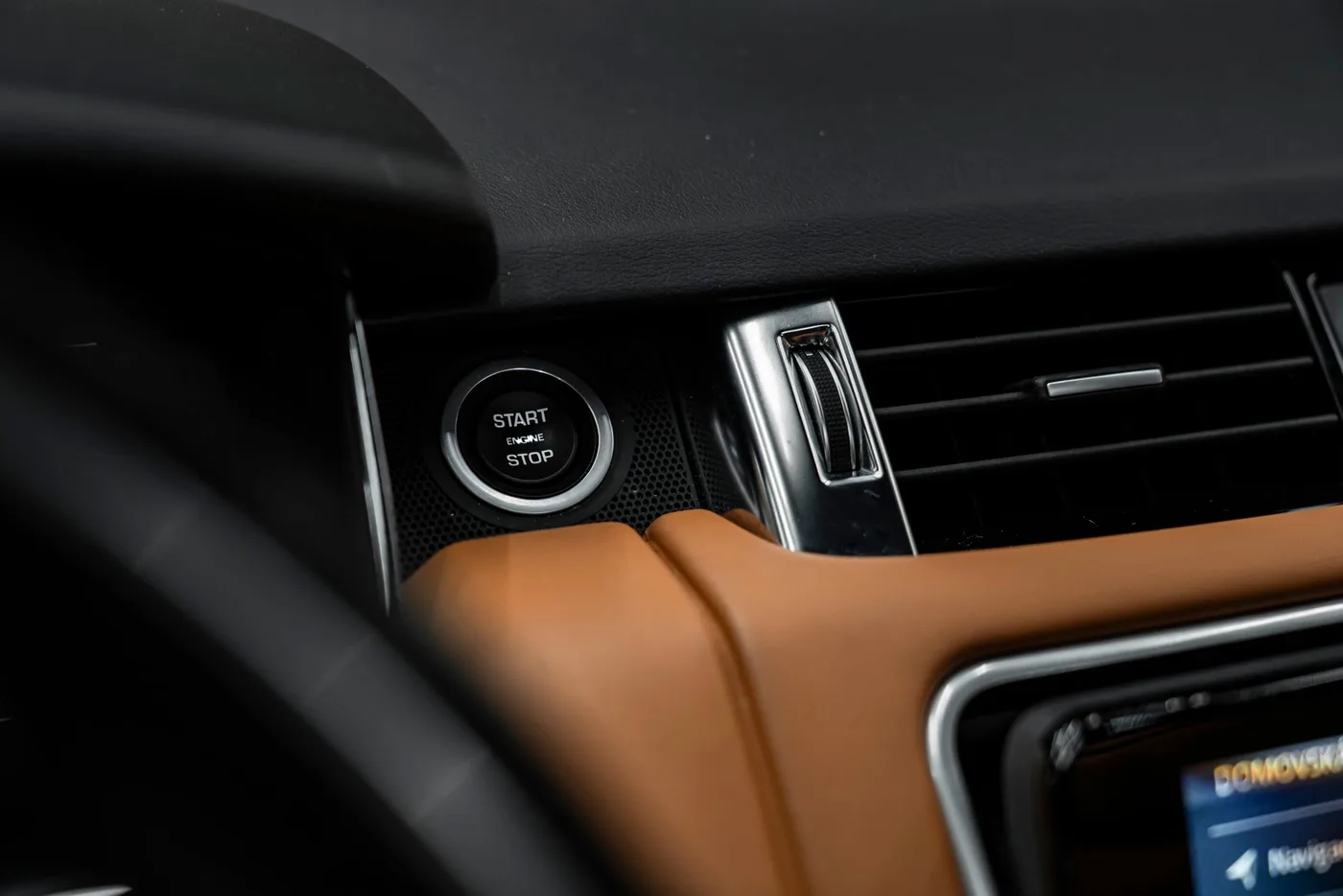 2019 Land Rover Range Rover Sport offered by a specialist dealer in Bratislava, Slovakia, photo 12 of 25