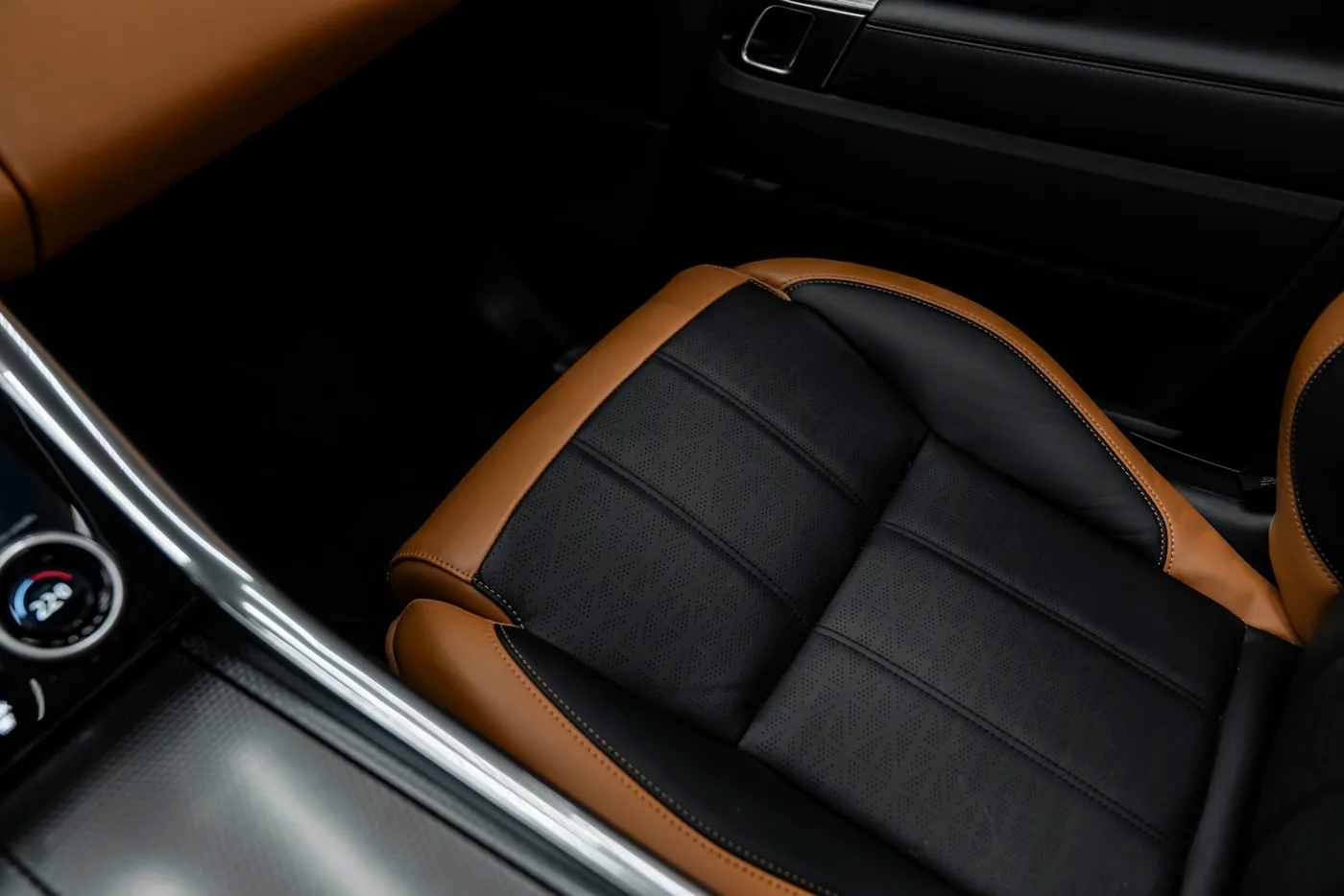 2019 Land Rover Range Rover Sport offered by a specialist dealer in Bratislava, Slovakia, photo 14 of 25