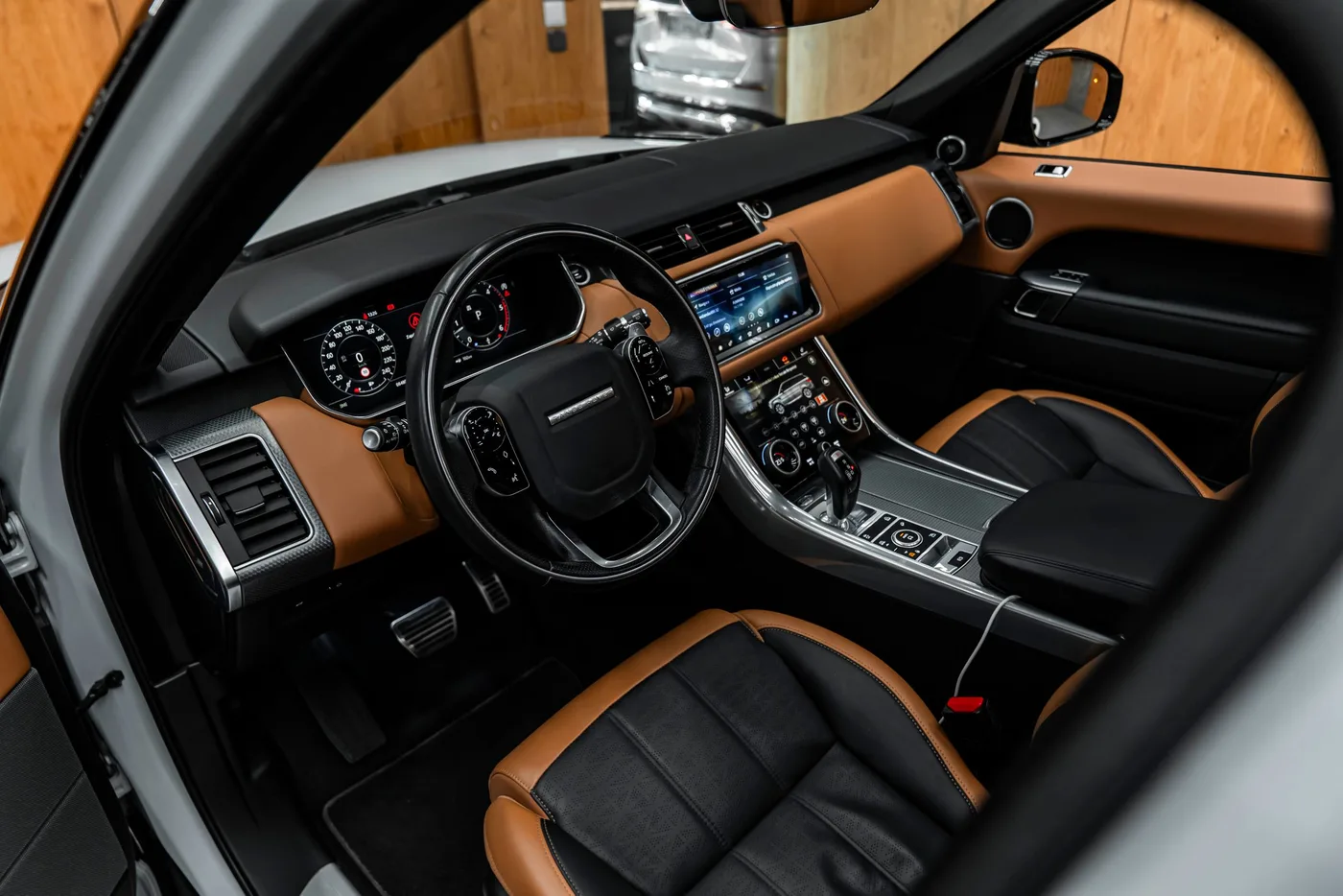 2019 Land Rover Range Rover Sport offered by a specialist dealer in Bratislava, Slovakia, photo 17 of 25