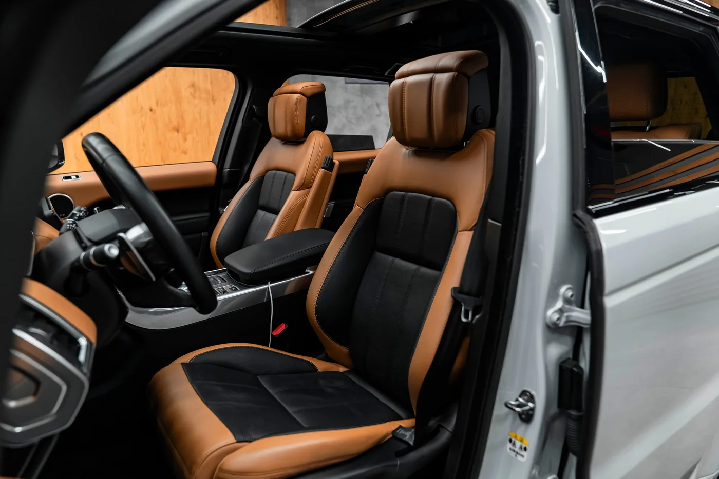 2019 Land Rover Range Rover Sport offered by a specialist dealer in Bratislava, Slovakia, photo 19 of 25