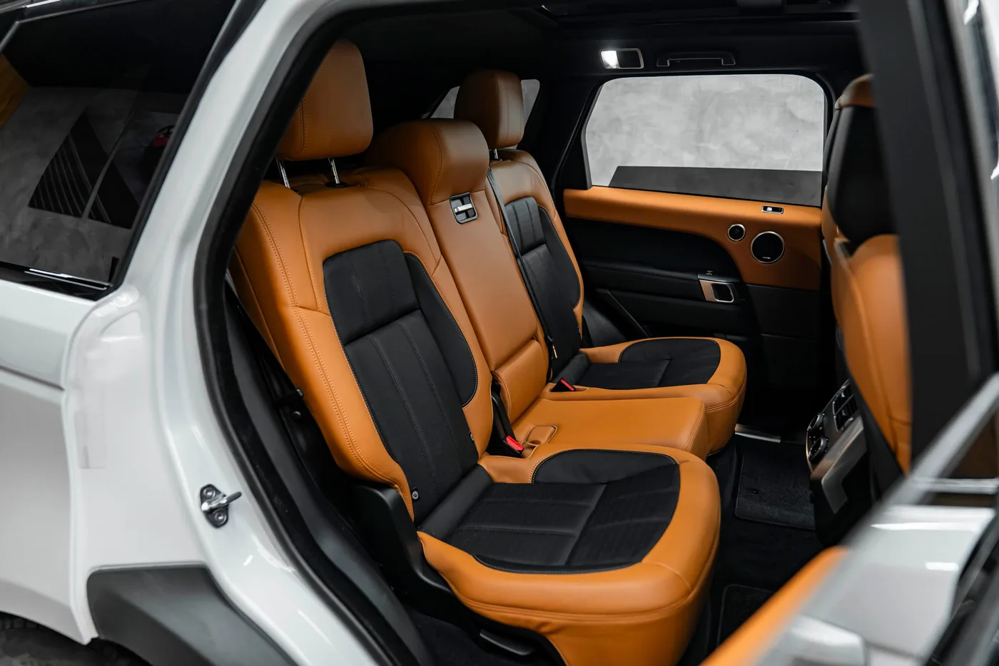 2019 Land Rover Range Rover Sport offered by a specialist dealer in Bratislava, Slovakia, photo 23 of 25