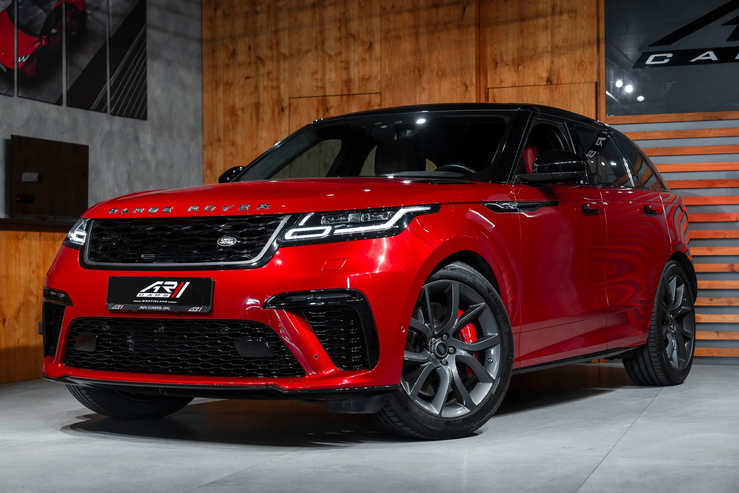 2019 Land Rover Range Rover Velar SVAutobiography Dynamic Edition proposée par un concessionnaire spécialisé à Bratislava, Slovaquie, photo principale