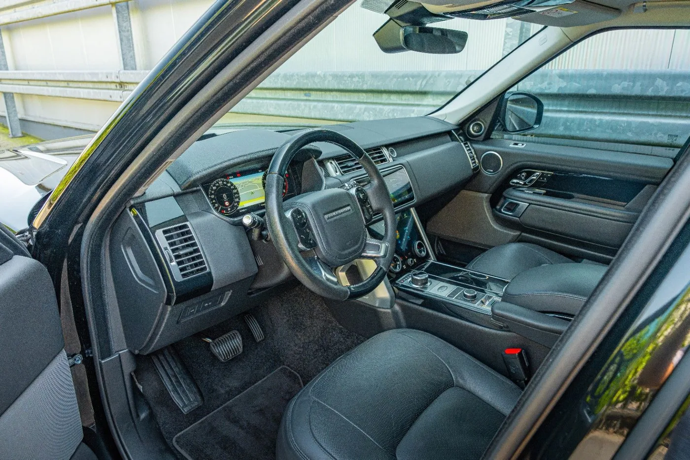 2019 Land Rover Range Rover Vogue, 5.0 V8 supercharged offered by a supercar dealer in Gronau, Germany, photo 16 of 25