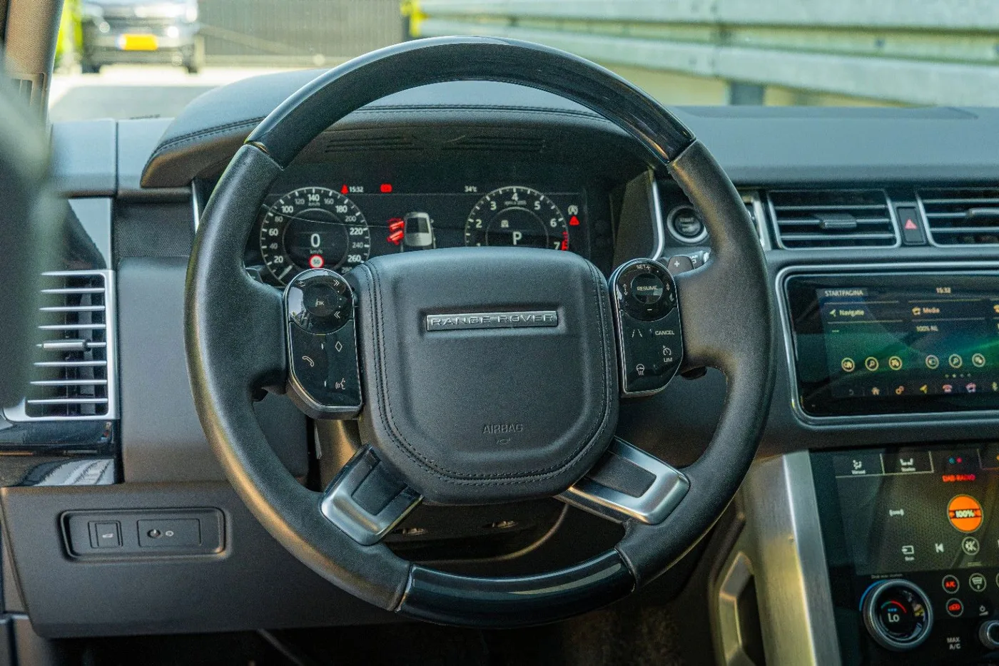 2019 Land Rover Range Rover Vogue, 5.0 V8 supercharged offered by a supercar dealer in Gronau, Germany, photo 17 of 25