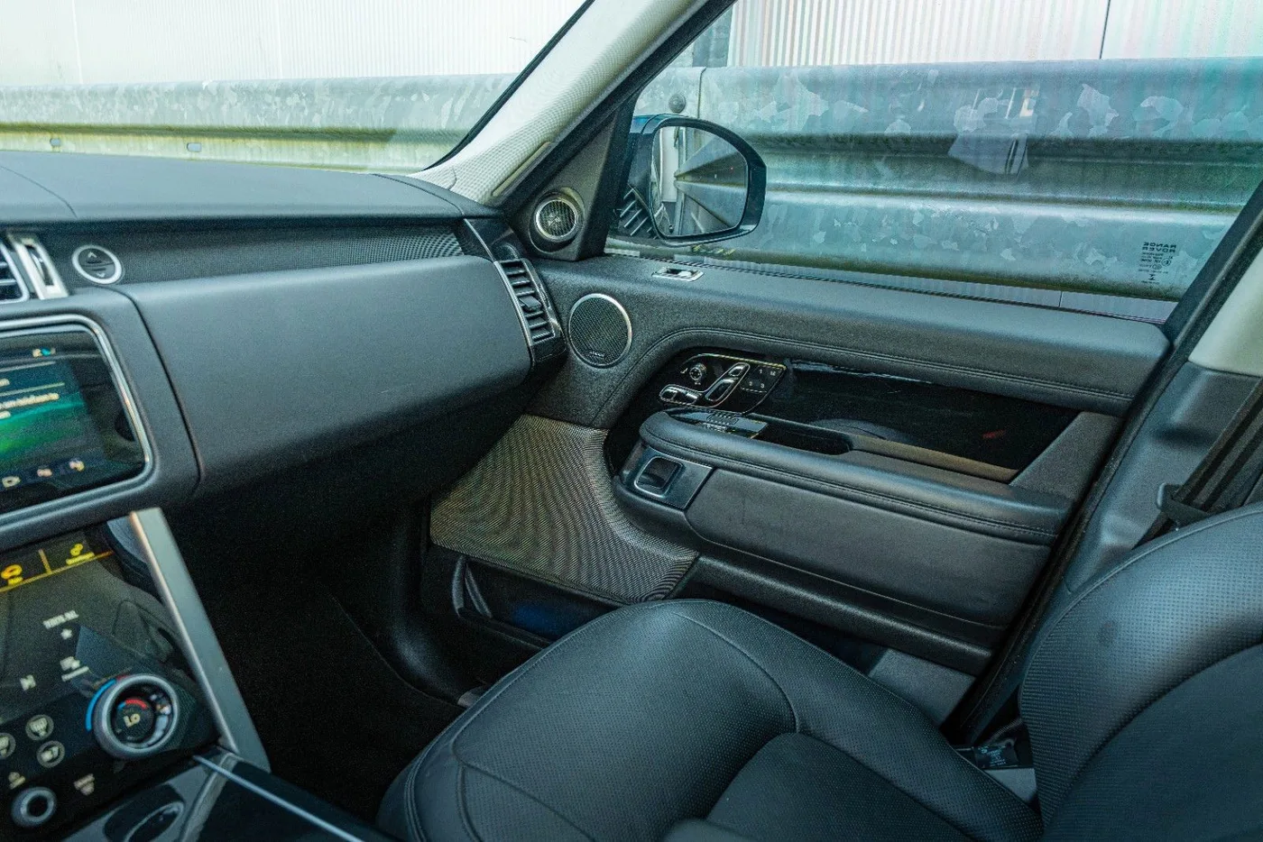 2019 Land Rover Range Rover Vogue, 5.0 V8 supercharged offered by a supercar dealer in Gronau, Germany, photo 21 of 25