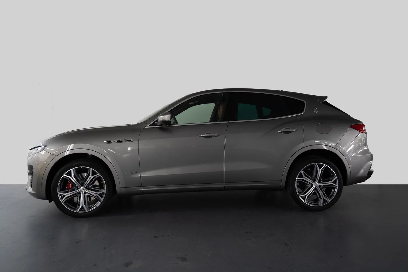 2019 Maserati Levante Modena proposée par un concessionnaire spécialisé à Singen, Allemagne, photo 2 sur 24