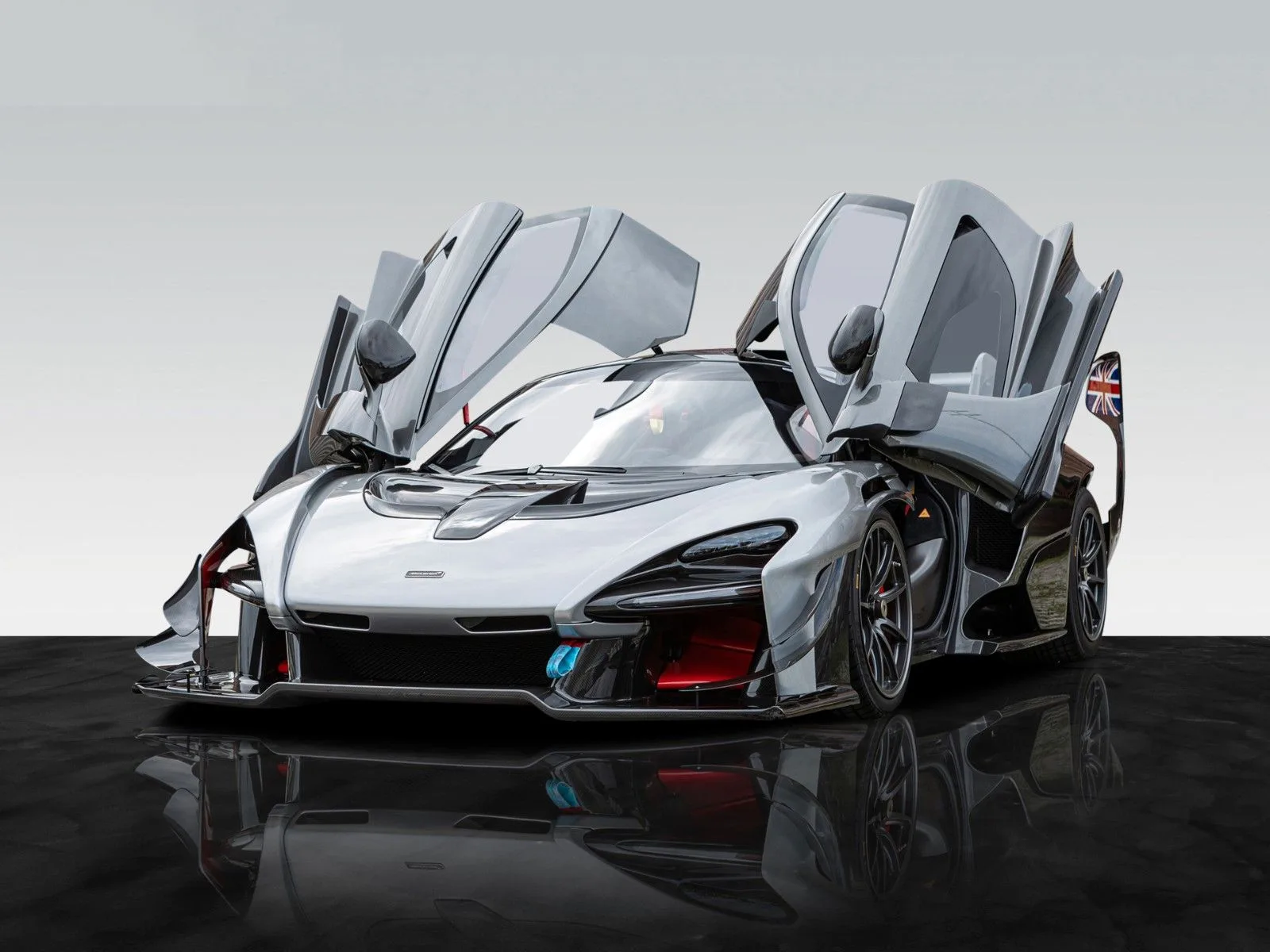 2019 McLaren Senna GTR proposée par un concessionnaire agréé à Munich, Allemagne, photo principale