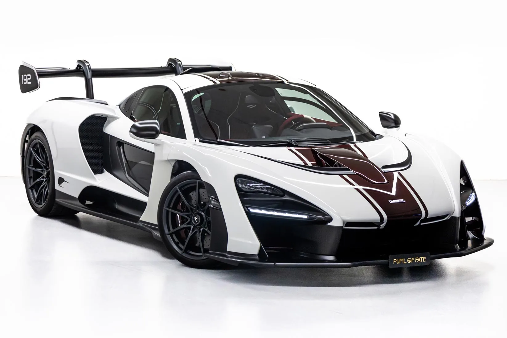 2019 McLaren Senna Ayrton Senna Edition proposée par un concessionnaire spécialisé à Dubaï, Émirats arabes unis, photo principale