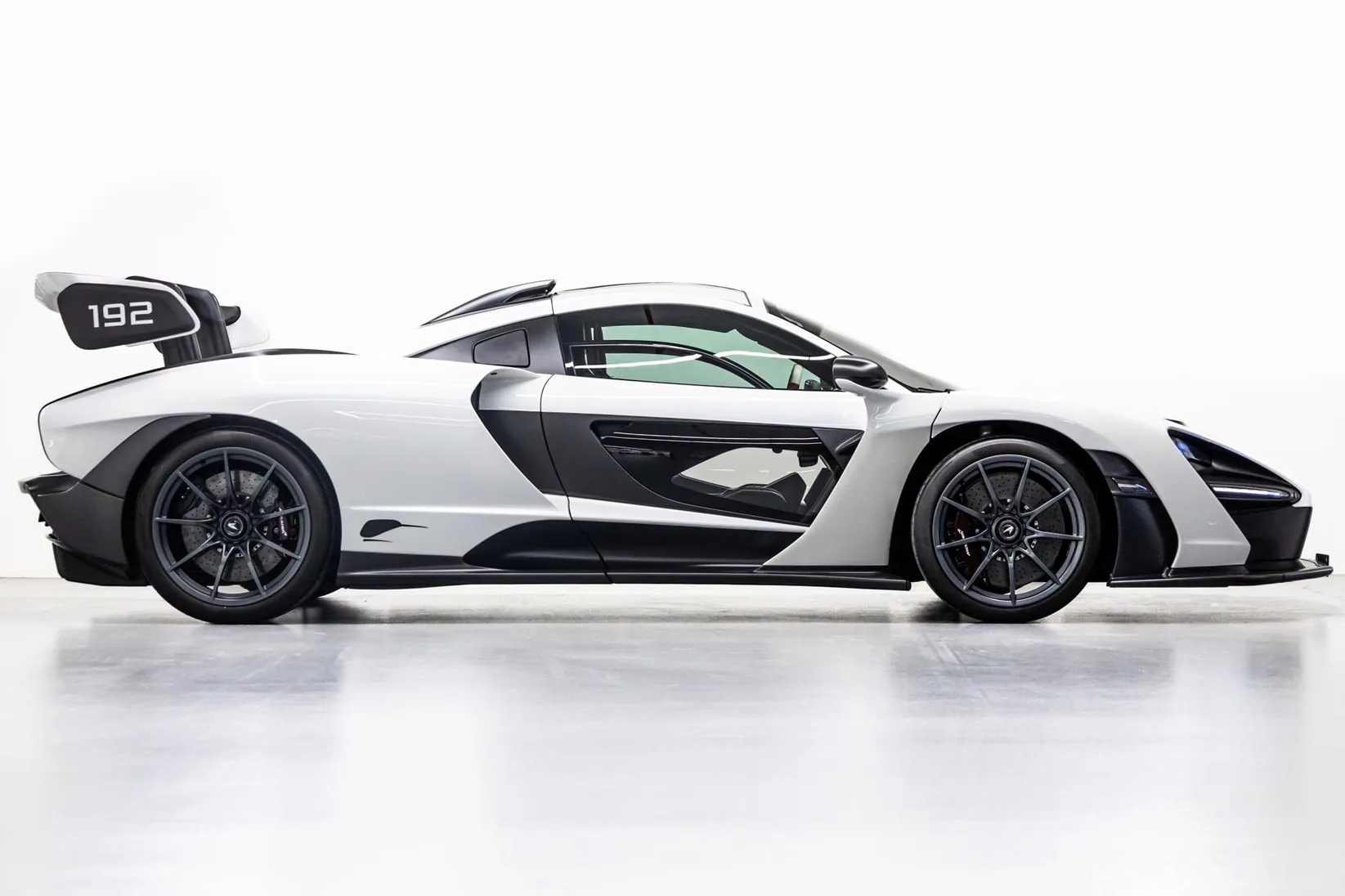 2019 McLaren Senna Ayrton Senna Edition, 2/24