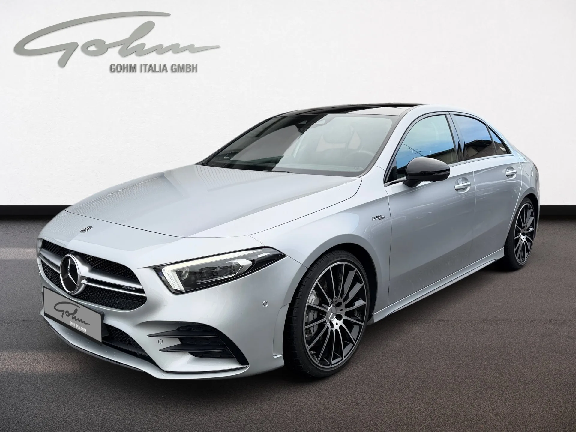 2019 Mercedes-AMG A 35 en un concesionario especializado de Singen, Alemania, foto principal