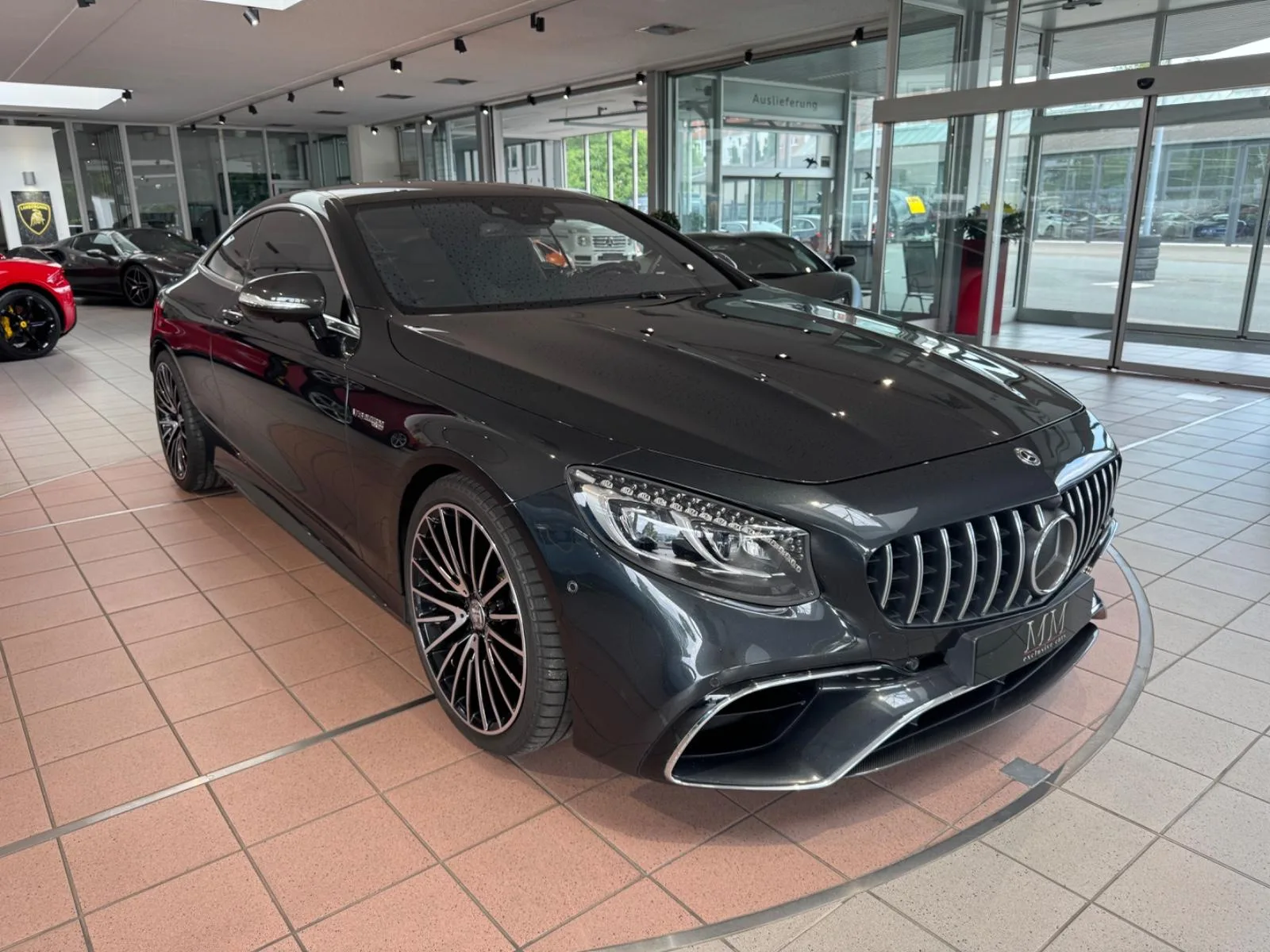 2019 Mercedes-AMG S 63 proposée par un concessionnaire spécialisé à Hannover, Allemagne, photo principale