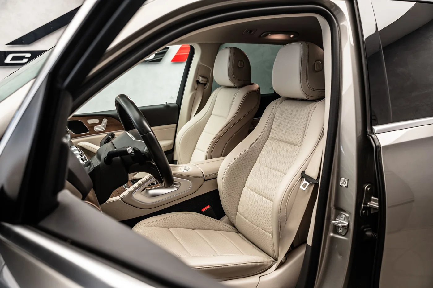 2019 Mercedes-Benz GLE 300 proposée par un concessionnaire spécialisé à Ostrava, Tchéquie, photo 5 sur 25