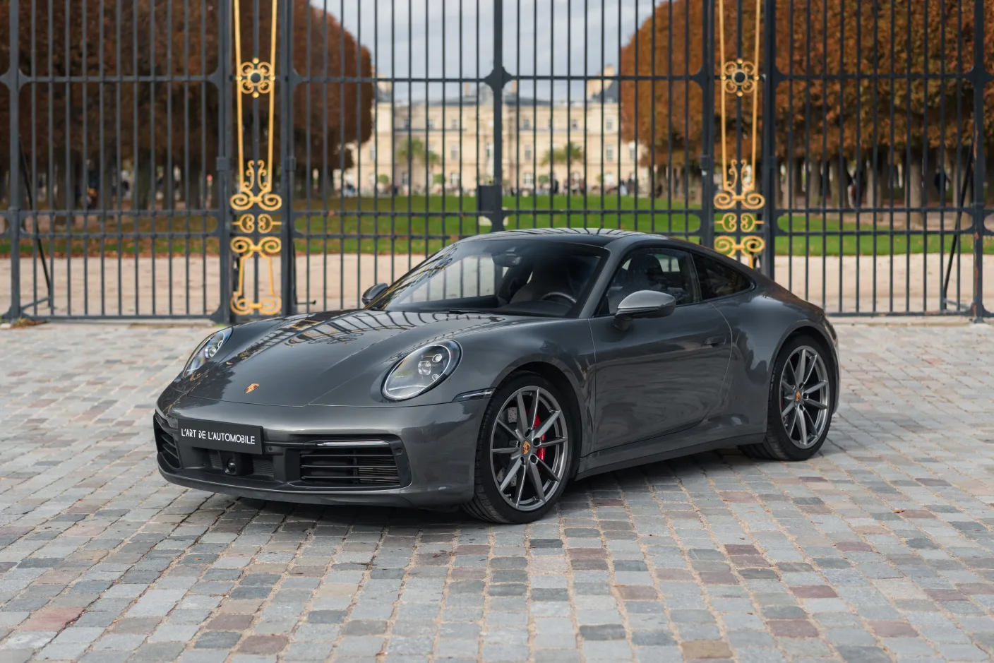 2019 Porsche 911 Carrera S en un concesionario especializado de Paris, Francia, foto principal