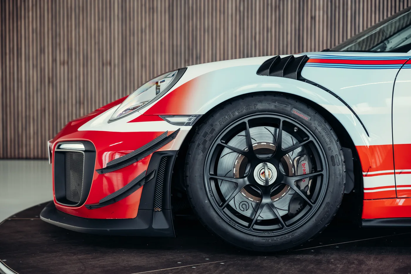 2019 Porsche 911 GT2 RS Clubsport LM offered by a collector car specialist in Stuttgart, Germany, photo 16 of 25