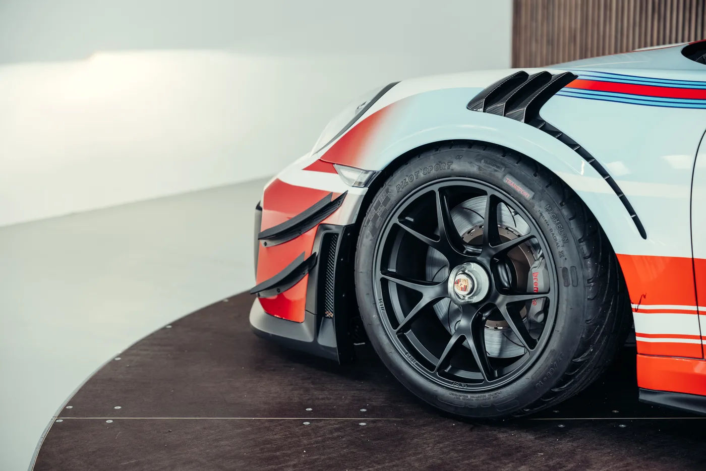 2019 Porsche 911 GT2 RS Clubsport LM offered by a collector car specialist in Stuttgart, Germany, photo 17 of 25