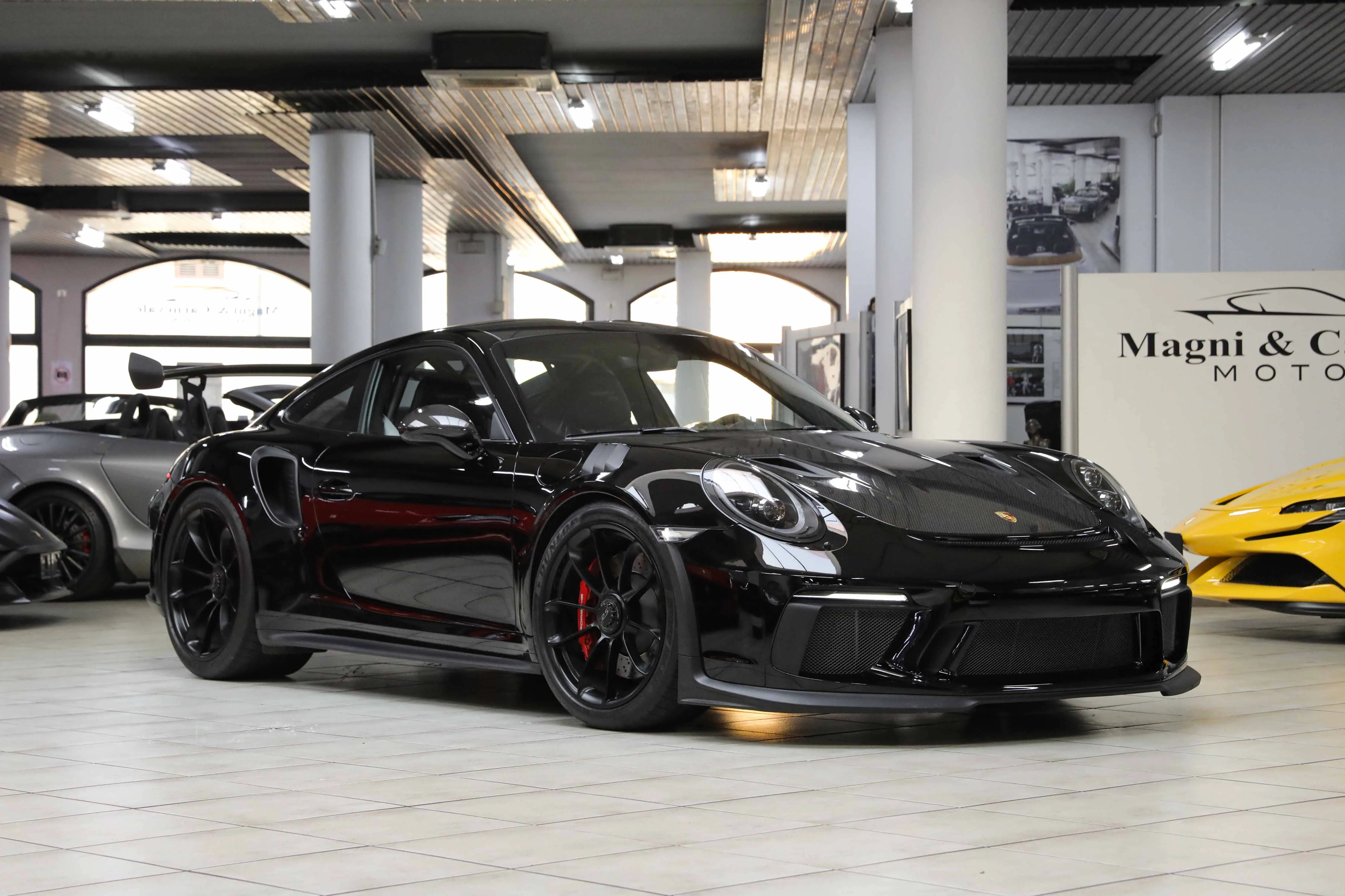 2019 Porsche 911 GT3 RS proposta da un concessionario specializzato a Milano, Italia, foto principale