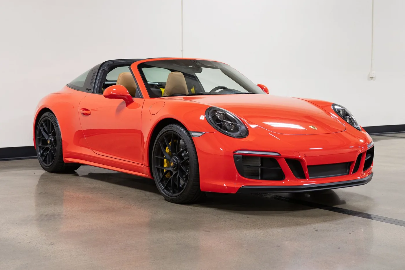 2019 Porsche 911 Targa 4 GTS verkauft von einem Fachhändler in Costa Mesa, Vereinigte Staaten, Foto 2 von 15